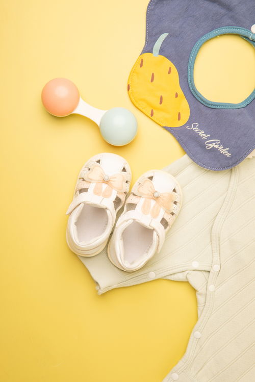 嬰童用品攝影美學(xué) 兒童鞋、玩具與圍兜的視覺(jué)敘事